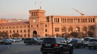 Ermenistan'daki hükümet değişikliği, anayasal bir süreç olarak öne çıkıyor ve