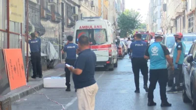 Fatih'te kentsel dönüşüm çalışmaları esnasında yıkımı yapılan bina kısmen çöktü.