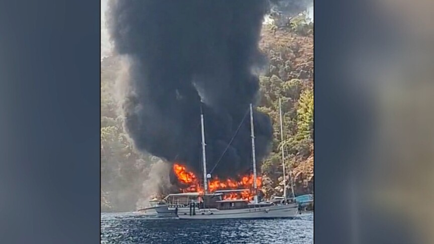 Fethiye'de bir tur teknesinde çıkan yangın sonrası 107 kişi güvenli