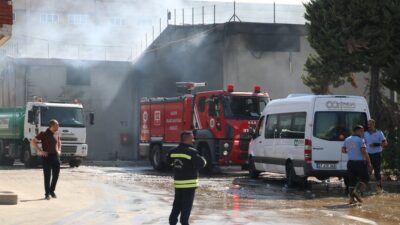 Gaziantep'te bir tekstil fabrikasında çıkan yangına itfaiye ve sağlık ekipleri