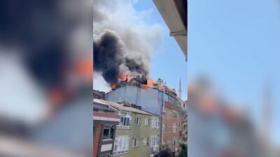 Gaziosmanpaşa'da bir binanın çatı katında çıkan yangın, itfaiye ekipleri tarafından