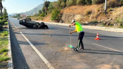 Antalya’nın Gazipaşa ilçesinde meydana gelen trafik kazasında takla atan otomobilin