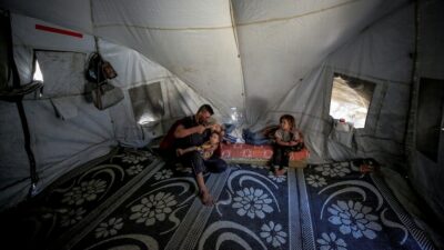 Gazze'de üç yıldır zor şartlarda yaşayan Filistinliler, yaz sıcaklarıyla başa