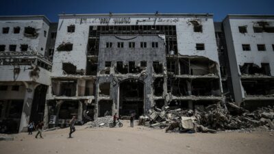 Şifa Hastanesi mühendisleri, yaşanan zorluklara rağmen tıbbi cihazlarını onarıyor. Yeniden