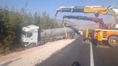 Gaziantep'te gelin konvoyuna çarpmamak için manevra yapan tanker, ormanlık alana