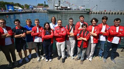 Uluslararası olimpiyatlarda Türkiye'yi temsil eden gençler, TEKNOFEST Mavi Vatan'ı ziyaret