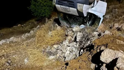 Batman'da halı saha maçından dönen gençlerin bulunduğu minibüs devrildi ve