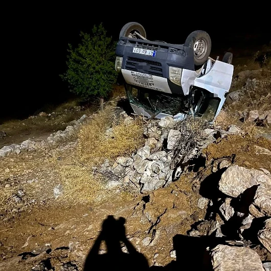 Batman'da halı saha maçından dönen gençlerin bulunduğu minibüs devrildi ve