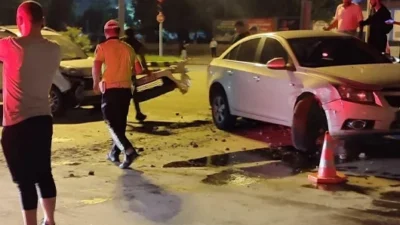 Muş'ta meydana gelen trafik kazasında iki araç birbirine çarptı ve