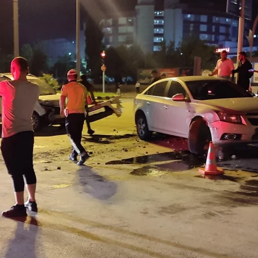 Muş'ta meydana gelen trafik kazasında iki araç birbirine çarptı ve