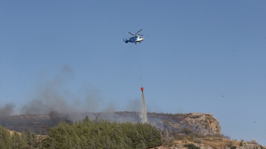 Hatay'da Narlıca Mahallesi'nde çıkan orman yangınına itfaiye ve orman ekipleri