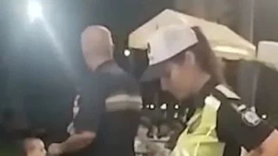İnegöl'de kaybolan 3 yaşındaki çocuğa polis ekipleri tarafından oyuncakla moral