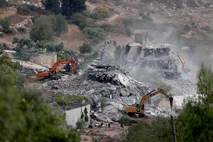 İsrail ordusu, Batı Şeria'da Filistinlilere ait evleri yıkarak gözaltılar gerçekleştirdi.