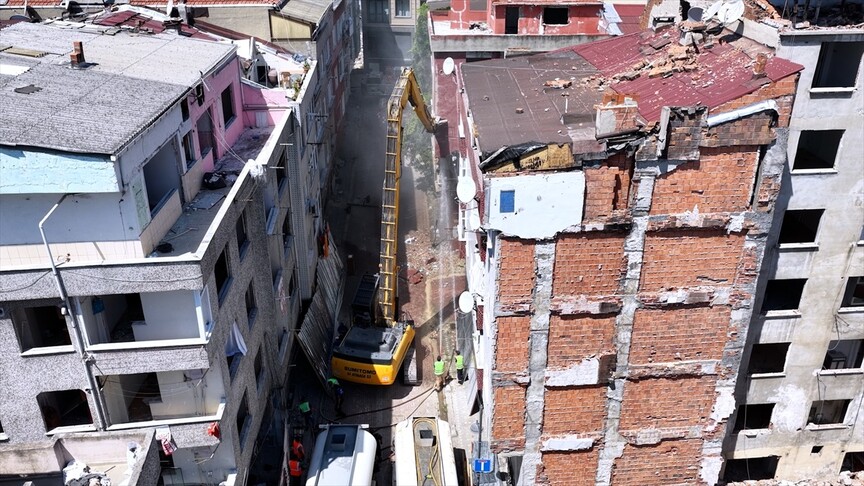 İstanbul'da Kentsel Dönüşüm Başkanlığı'nın yürüttüğü Yarısı Bizden Kampanyası, riskli yapılar