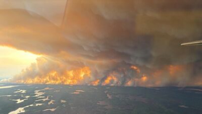 British Columbia'da süregelen orman yangınları, bölgedeki 20 bine yakın kişinin
