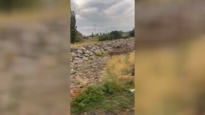 Kars'ın Aydınkavak köyünde ani sel, köydeki bahçelere zarar verirken yolları