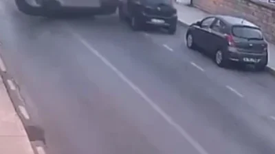 İstanbul Kartal’da meydana gelen kazada, hızla ilerleyen bir otomobil park