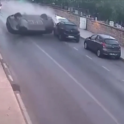 İstanbul Kartal’da meydana gelen kazada, hızla ilerleyen bir otomobil park