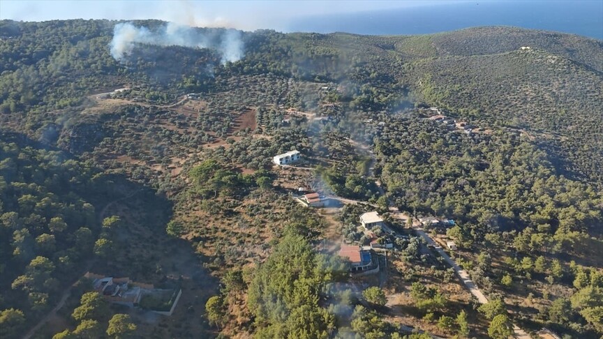 Antalya'nın Kaş ilçesinde çıkan orman yangınına geniş çaplı müdahale başlatıldı.