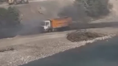 Kastamonu'da bir hafriyat kamyonu, balatalarının tutuşması sonucu yokuştan alevler içinde