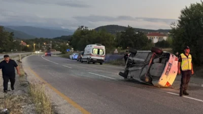 Kastamonu'da meydana gelen kazada bir otomobil devrildi, 7 kişi yaralandı.