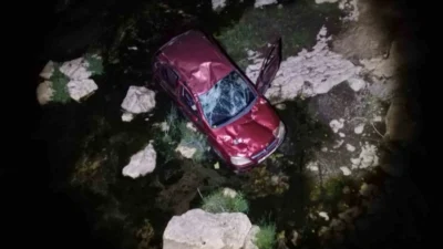 Kastamonu'da kontrolden çıkan bir otomobil köprüden çaya düştü. Olayda yaralanan