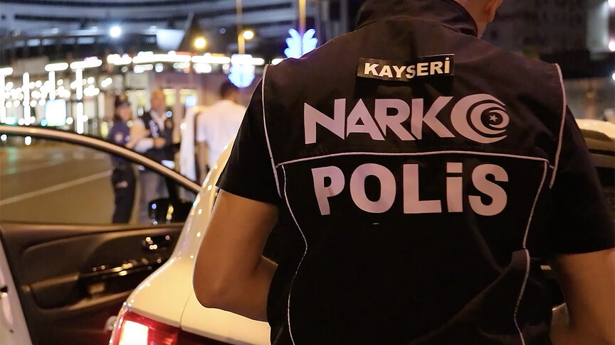 Kayseri'de düzenlenen büyük asayiş operasyonunda 104 zanlı yakalandı. Bu operasyon,