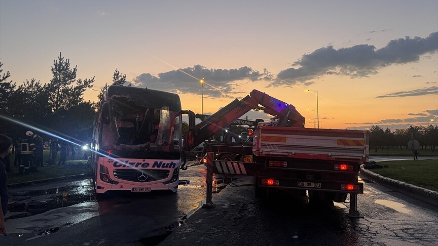 Kayseri'de yolcu otobüsü ile yakıt taşıyan tanker çarpıştı, 35 kişi