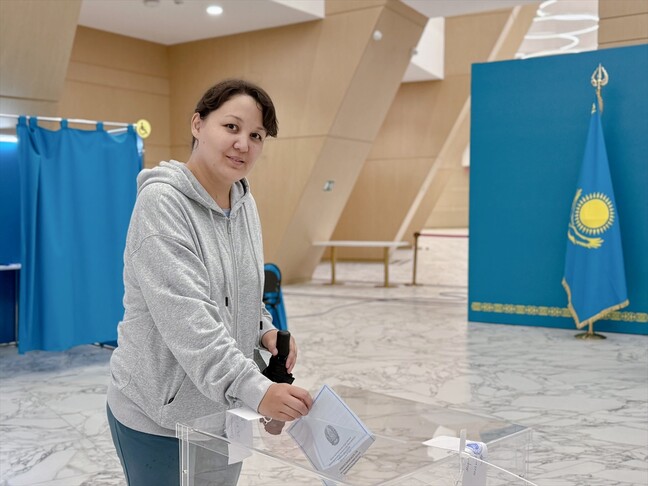 Kazakistan'da tek meclisli Kurultay için oy verme işlemi başladı. Seçimlerde