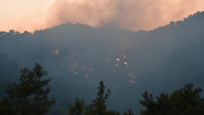 Antalya'nın Kemer ilçesinde çıkan orman yangını, havadan ve karadan yapılan