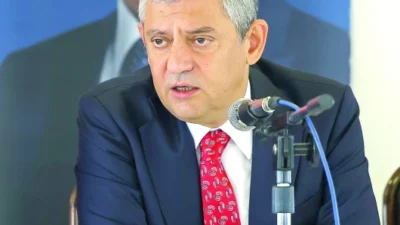 Yeni Parti Genel Başkanı Özgür Özel, hem kendisini hem de