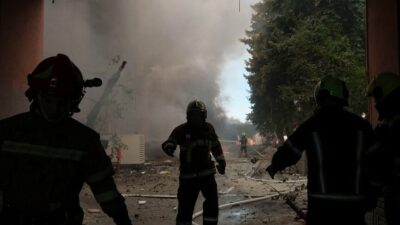 Rusya'nın Kiev'e düzenlediği hava saldırısında 8 kişi hayatını kaybetti, 33