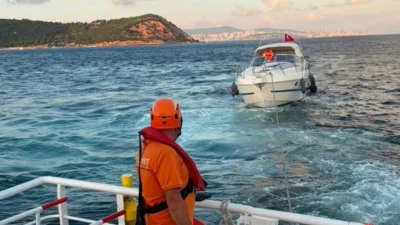 Marmara Denizi'nde Kınalıada açıklarında arızalanan bir tekne, Kıyı Emniyeti ekiplerince