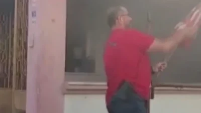 Kocaeli Kartepe'de çıkan yangında, gönüllü itfaiyecinin Türk bayrağını koruma çabası