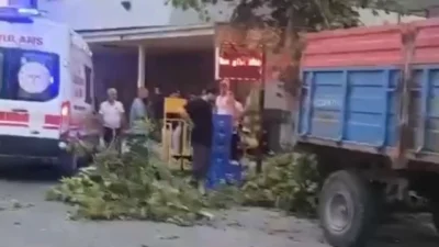 Adana'nın Ceyhan ilçesinde traktörden ayrılan römork, kaldırımda bulunan iki kişiye