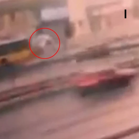 Küçükçekmece'de meydana gelen trafik kazasında bir otomobil, İETT otobüsüne çarparak