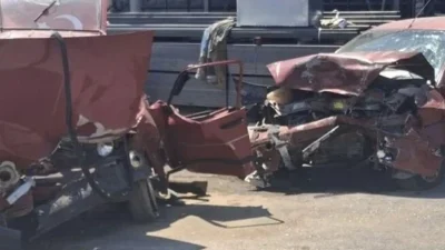 Gediz ilçesinde meydana gelen kazada, iki otomobilin çarpışması sonucu bir