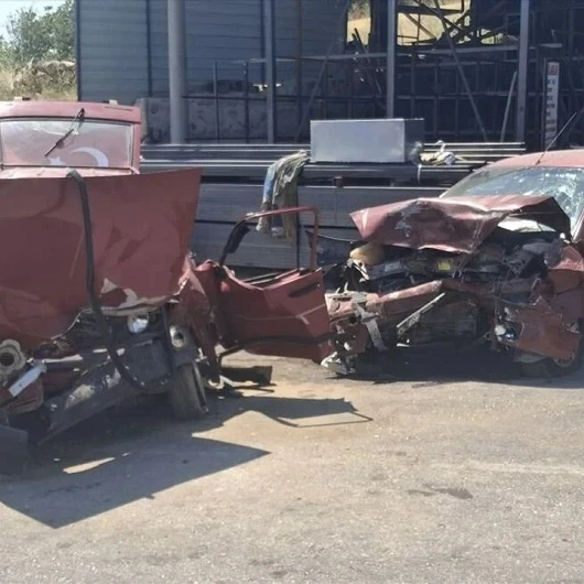 Gediz ilçesinde meydana gelen kazada, iki otomobilin çarpışması sonucu bir
