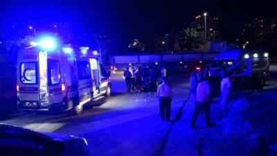 Malatya'nın Battalgazi ilçesinde meydana gelen kazada, otomobil motosiklete çarptı. İki