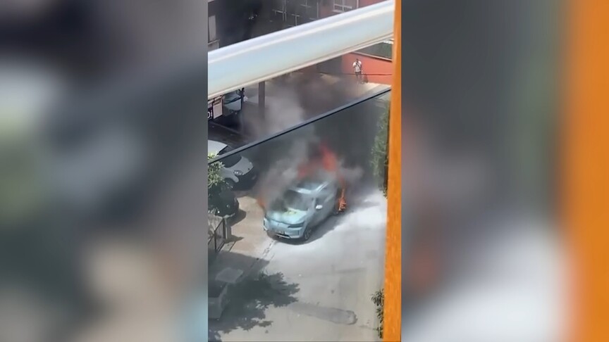 Maltepe'de park halindeki bir elektrikli otomobilde çıkan yangın, itfaiye ekiplerinin