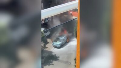 Maltepe'de park halindeki elektrikli otomobil, motor kısmından çıkan alevlerle alev