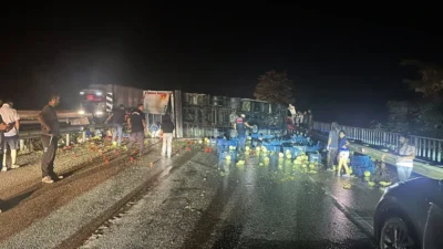 Manisa'nın Kula ilçesinde meydana gelen zincirleme kazada 7 kişi yaralandı.