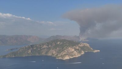 Marmaris'teki orman yangınına 217 personel ve hava araçlarıyla müdahale ediliyor.