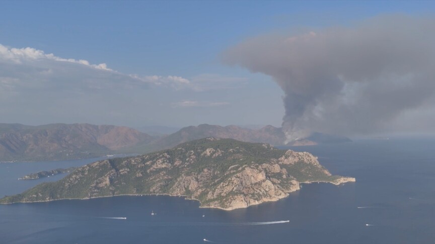 Marmaris'teki orman yangınına 217 personel ve hava araçlarıyla müdahale ediliyor.