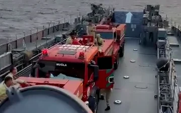 Tarım ve Orman Bakanı Yumaklı, Marmaris'teki orman yangınına denizden müdahale