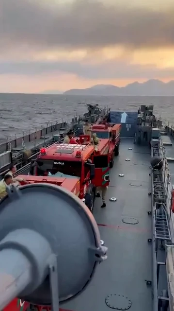 Tarım ve Orman Bakanı Yumaklı, Marmaris'teki orman yangınına denizden müdahale