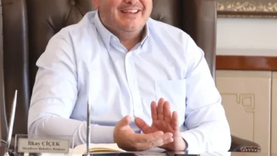 İzmir Menderes Belediye Başkanı İlkay Çiçek, yolsuzluk suçlamalarıyla gündeme geldi.
