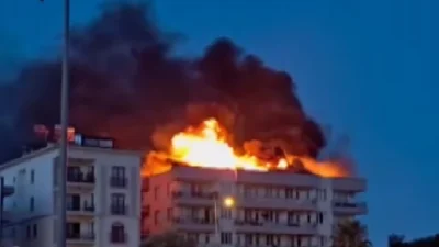 Muğla'nın Milas ilçesinde bir binanın çatısında çıkan yangın, hızlı bir