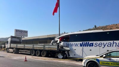 Muğla'da yolcu otobüsü ve tırın çarpıştığı kazada ölü sayısı 4'e