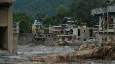 Nepal'de meydana gelen sel felaketi sonrası hayatını kaybedenlerin sayısı 389'a